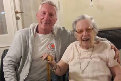 Pedro Serra junto a su mamá, en tiempos previos al distanciamiento social