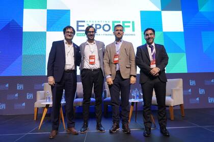 Pedro Siaba Serrate (PPI), Diego Martínez Burzaco (Inviu) y Leonardo Chialva (Delphos Investment) en el congreso económico ExoEFI, moderados por Santiago Bulat, economista de Invecq.