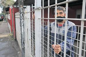 Pedro Ureña atiende tras las rejas su lavadero de autos de San Francisco Solano desde que su hijo Daniel fue asesinado allí mismo en un reciente asalto