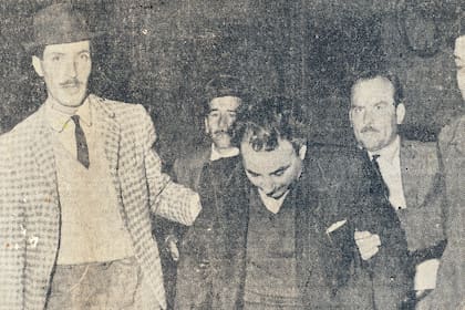 Pedro Vecchio, uno de los sospechosos, acompañado por policías