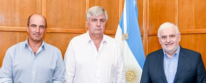 Pedro Vigneau, jefe de Gabinete de la Secretaría de Agricultura; Juan Antonio López Cazorla, nuevo subsecretario de Pesca, y Fernando Vilella, secretario de Agricultura