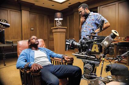 Peele dirigiendo a Daniel Kaluuya en ¡Huye!. Peele reconoce que su primera película lleva la marca de un padre ausente. "Me tiro de cabeza a mis miedos", dice