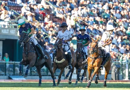 Pega Barto Castagnola, unas de las figuras de La Natividad-La Dolfina de la temporada, en la victoria sobre Sol de Agosto