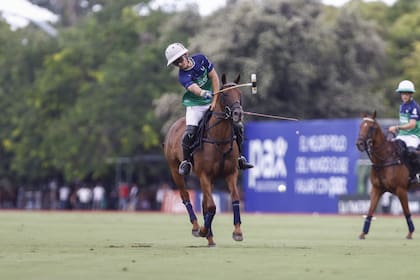 Pega Camilo Castagnola, que anotó seis goles en el triunfo de La Natividad La Dolfina