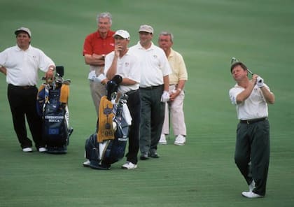 Pega Ian Woosnam y Alejandro Molina observa detrás, como caddie de Costantino Roca