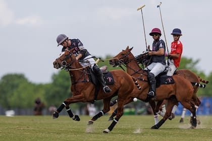 Pega Matías Torres Zavaleta, de El Overo Z7 UAE; detrás, Alfredo Cappella Barabucci y Rufino Bensadón