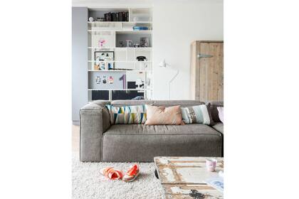 Pegadito al piso, una estructura consistente, de líneas rectas y en un color neutro; para jugar con los accesorios