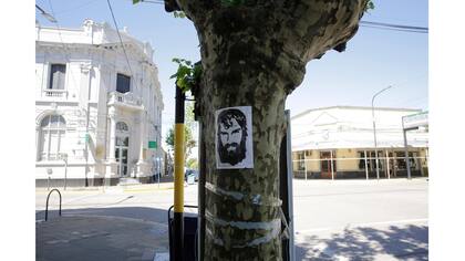 Pegatinas con la imagen de Santiago Maldonado en las inmediaciones de la plaza Mitre