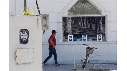 Pegatinas con la imagen de Santiago Maldonado en las inmediaciones de la plaza Mitre