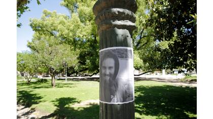 Pegatinas con la imagen de Santiago Maldonado en su ciudad