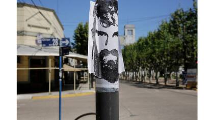 Pegatinas con la imagen de Santiago Maldonado en las inmediaciones de la plaza Mitre