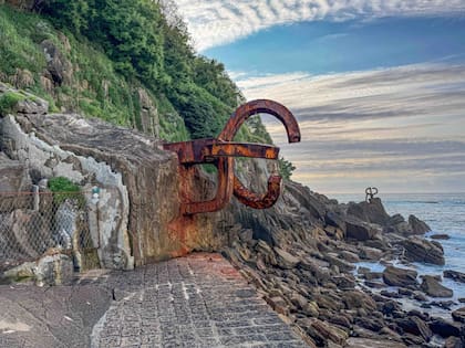 Peine del viento son tres esculturas de acero, de 10 toneladas cada una, incrustadas en las rocas que dan al mar