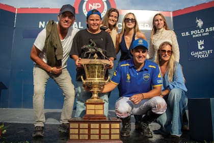 Peke González, con siete de
handicap, tuvo un desempeño
destacado en el partido y su
familia estuvo para alentarlo: sus
padres Brígida y Mariano González,
sus hermanos Serena, Mora e Iñaki,
y su novia, Juana Criado.