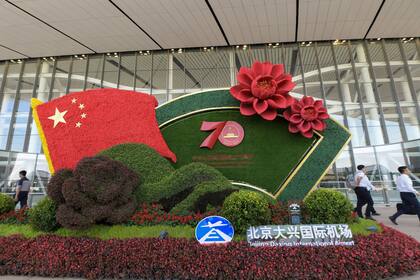 Una instalación en la entrada del aeropuerto para celebrar el 70 aniversario de la fundación de la República Popular de China