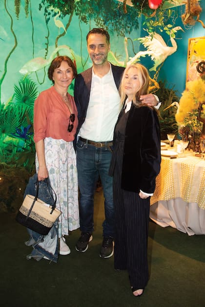 Pela Herrero, miembro de la comisión directiva de la asociación Amigos del Bellas Artes, Gerardo Acevedo, ambientador de la muestra, y la interiorista Roxana Punta Álvarez.