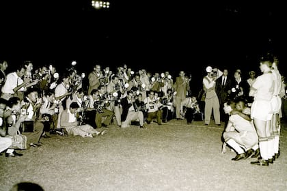 Pelé (15 de marzo de 1959): la imagen expone el interés que generó la visita de Brasil al país en el Sudamericano (hoy Copa América) en la cancha de River; en ese equipo, además de O Rei, que apenas tenía 18 años y llegaba por primera vez a la Argentina, jugaban Djalma Santos, Garrincha, Didí y Zito