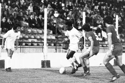El 5 de diciembre de 1973, Santos jugó un amistoso con Huracán en el Ducó; ese día Pelé metió un gol y el conjunto brasileño lo cuenten para la comparación con Messi