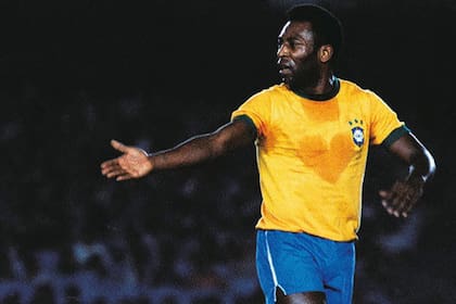 Pelé, con un "corazón" en la camiseta de Brasil: "¡amor, amor, amor!", exclamó en Instagram, en medio de su delicado estado de salud.