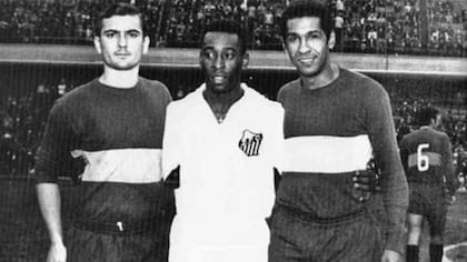 Pelé en la Bombonera; lo rodean Silvio Marzolini y el peruano Julio Meléndez