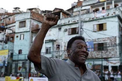 Pelé siempre quiso mostrarse cerca de la gente, como en la favela de Río de Janeiro