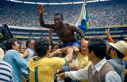 Pelé es llevado en andas en los festejos de Brasil en el estadio Azteca, en México, por la conquista del Mundial de 1970