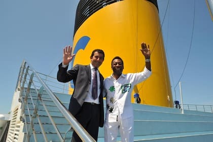 Pelé, estrella del crucero Costa Serena, que llevó la temática brasileña por el mundo