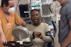 La imagen de Pelé con la lengua afuera en el hospital