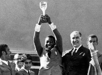 Pelé muestra la Copa al pie del avión en 1958; lo recibió el presidente Juscelino Kubitschek
