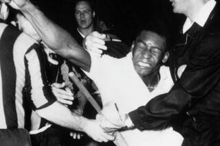 El insólito partido en el que Pelé fue expulsado y los hinchas consiguieron lo imposible