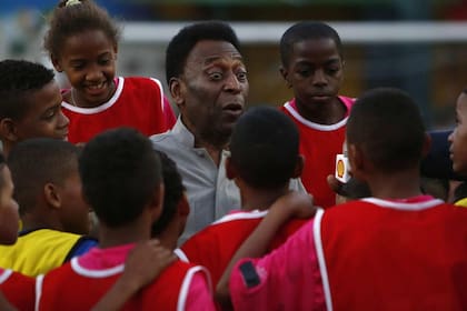 Pelé presentó una cancha de fútbol de útima generación en una favela de Río de Janeiro