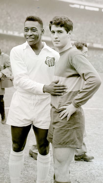Pelé y Rojitas, una postal de la final de la Libertadores de 1963 entre Boca y Santos