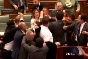 Pelea a golpes en el Parlamento de Kosovo.