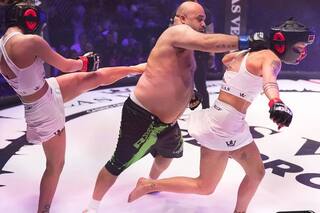 Polémica y violenta pelea de MMA entre un hombre y dos mujeres en Rumania