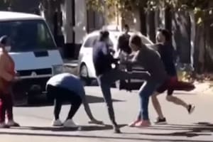 Comerciantes y clientes se agarraron a trompadas en la puerta de un supermercado chino