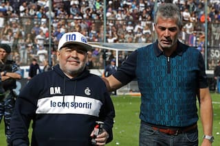 ¿Sigue Maradona? El "extenso" contrato que prepara Gimnasia para convencerlo