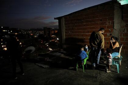 El lunes por la noche, la calma parecía reinar en algunas zonas del intrincado barrio de la periferia de Caracas