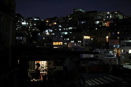 Películas desde las azoteas entretienen a un barrio carenciado en Venezuela durante la cuarentena por coronavirus