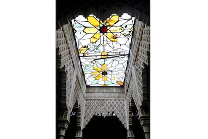 Al techo le faltan vidrios y los que quedan están rotos o deteriorados