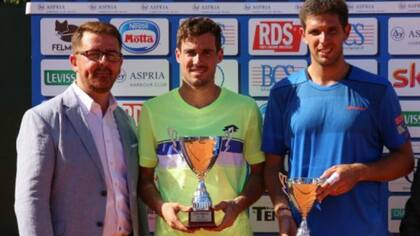 Pella y Delbonis, con los trofeos de la final