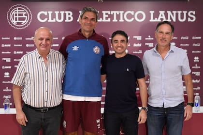 Pellegrino, en su llegada a Lanús, junto a los dirigentes Nicolás Russo, Luis Chebel y Alejandro Maron
