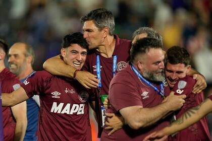 Pellegrino le a un beso a Gonzalo Pérez, lateral derecho de Lanús