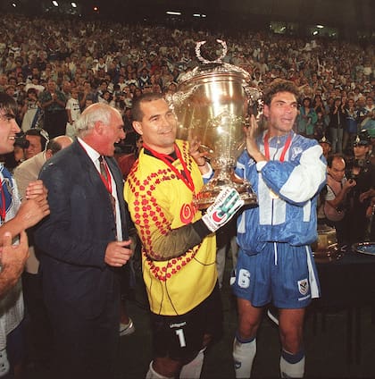 Pellegrino y Chilavert levantan Supercopa 1996 para Vélez; esa misma noche, Lanús obtuvo la Copa Conmebol