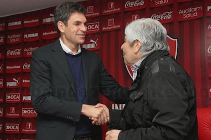 Pellegrino y Hugo Moyano, durante la presentación del DT