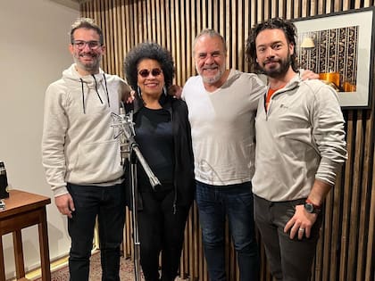 Pelleriti junto al productor Gabriel Améndola, la artista Déborah Dixon y el técnico de grabación Víctor Silione