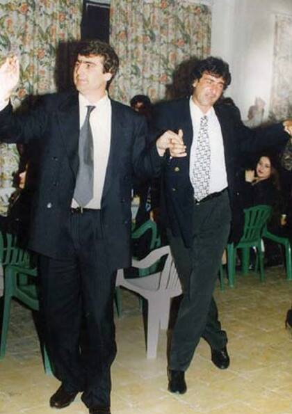 Pellumb Xhaferri y Mario Kempes en la fiesta de bienvenida que organizó el club en su honor