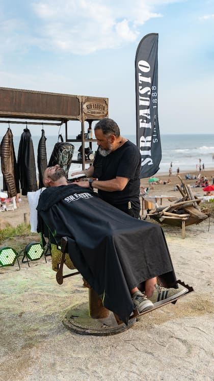 Pelo y barba, en pleno parador, a metros del mar