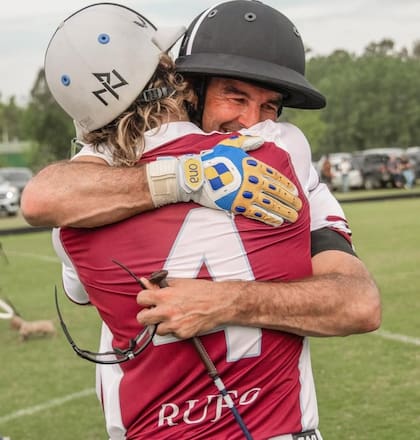 Pelón Stirling con Nico Pieres y el nombre de Rufo en la camiseta: todo un símbolo