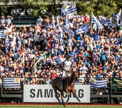 Pelón Stirling en la cancha y el respaldo de los hinchas uruguayos, un clásico de las finales de Palermo