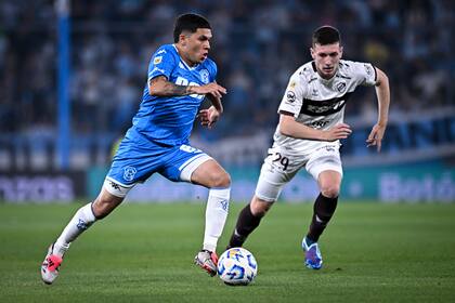 Pelota al pie para Juanfer Quintero, lo sigue Franco Minerva