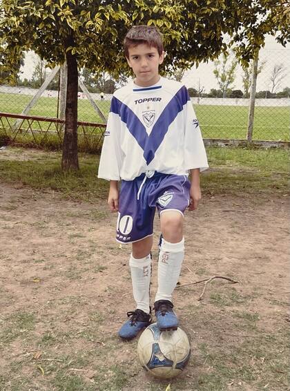 Pelota al piso y cabeza levantada: Máximo Perrone en sus primeros años con la camiseta de Vélez Sarsfield